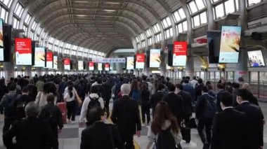 Tokyo, Japonya-12 Nisan 2023: Japon çalışanların hepsi aynı iş çıkış saatinde işe gidiyor. İşçi akını aynı anda işlerinin başına geçiyor..