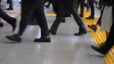 Japon işçiler işlerine giderken caddelerde ayak sesleri duyuluyor. Japonya 'da sabah koşuşturması görülecek bir manzara, birçok ayak sürüme ve işe koşuşturma ile.