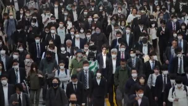 日本东京 2023年4月12日 看到一大群人带着医疗面罩走在一起 拥挤不堪 迅速穿过街道 这个小组在繁忙的城市航行 — 图库视频影像