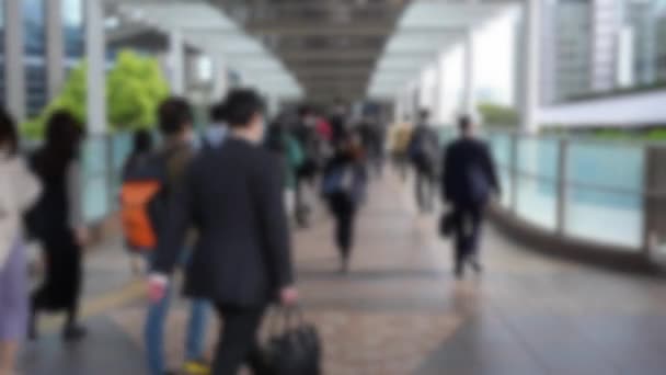 许多日本通勤者同时去上班 模糊了视线 人们走在一起 在繁忙的城市里快速地穿过街道 — 图库视频影像