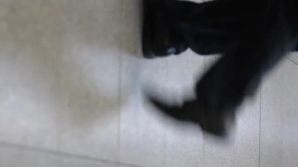 Vertikale Aufnahme Von Schuhen Und Fußspuren Vieler Japaner Die Morgens — Stockvideo