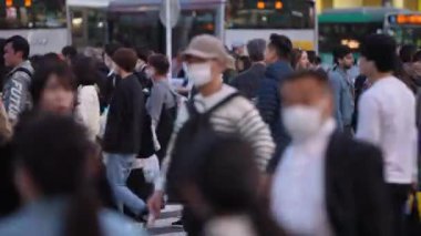 Tokyo, Japonya-10 Nisan 2023: Japonya 'daki Shibuya Geçidi gündüz saatlerinde sayısız insanın kesiştiği bir kovan haline gelir..