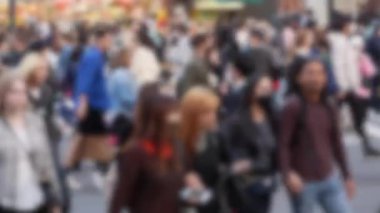 Japonya 'daki Shibuya Geçidi' nin bulanık görüntüsü gündüz saatlerinde kesişen sayısız insan sayesinde bir aktivite kovanı haline geliyor..
