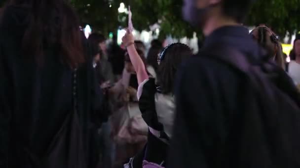 日本东京 2023年4月10日 一位年轻的女扮男装女招待在晚上为一家酒吧做宣传 穿上衣服的女孩们在Shibuya区参加娱乐活动 很受欢迎 一个女青年旅馆老板 — 图库视频影像