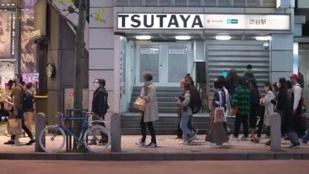 Tóquio Japão Abril 2023 Pedestres Japoneses Passeiam Pelas Ruas Cidade — Vídeo de Stock