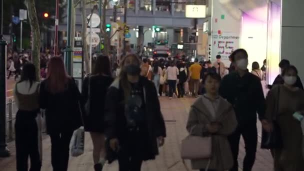 2023年4月10日2023年4月10日 市内中心部の商業活動が暗くなり ショッピングや観光 特に渋谷地区を散策する人々が集まりました — ストック動画