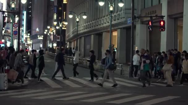 2023年4月10日2023年4月 賑やかな夜間ラッシュの間 渋谷を横断する象徴的な通りを横断する多数の歩行者 ナイトライフは商業活動やショッピング — ストック動画