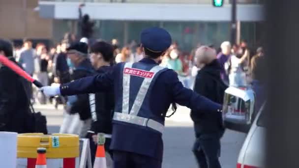 Tokio Japón Abril 2023 Oficial Policía Dirige Flujo Tráfico Través — Vídeo de stock