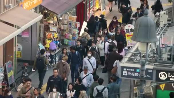 2023年4月10日2023年4月10日 渋谷店の入り口を横断して ラッシュアワーで街路を散策する日本人歩行者 ショッピング文化の本質 — ストック動画