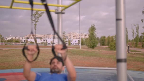 Caucasian Man Exercising Sunny Park Great Trx Workout Young Handsome — Vídeo de Stock
