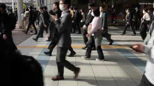 2023年4月12日 午前中に働く途中で 日本の地下鉄駅から大勢の人々が集まりました 日本のプロフェッショナルが仕事に向かう — ストック動画