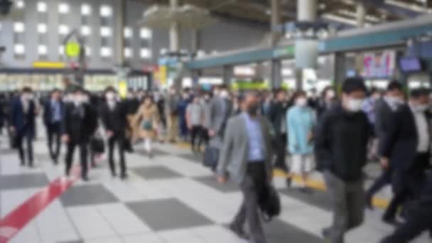 朝のラッシュアワーで地下鉄駅を歩いている日本人通勤者の大群衆の不注意な眺め 仕事に向かって歩いているプロの忙しいストリーム — ストック動画
