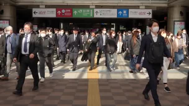 2023年4月12日 日本国内の地下鉄駅を出る多くの通勤者がゆっくりと動き出し 急いで職場に到着した 賑やかな人々の群衆が忙しい通りを歩いています — ストック動画