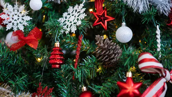 Ramurile Pomului Crăciun Frumos Decorate Elemente Crăciun Stabilind Ambianță Festivă Fotografie de stoc