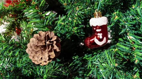 Mitt Bland Vintergröna Grenarna Pryder Juldekoration Trädet Med Festliga Julbollar — Stockfoto