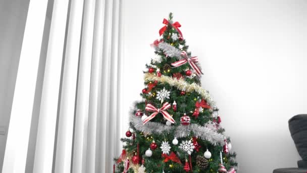 Caixas Presente Sob Uma Árvore Natal Contemporânea Uma Casa Com — Vídeo de Stock