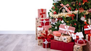 Modern Noel süsleme ağacının altında güzel paketlenmiş hediye kutuları izole edilmiş beyaz arka plan üzerinde ve metin için boş kopya alanı var. Firavun, Noel süsleriyle süslenmişti. Yeni yıl dekor ögesi