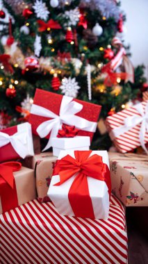 Modern bir Noel ağacı arka planının altında güzel paketlenmiş hediye kutuları. Firavun, Noel süsleriyle süslenmişti. Yeni yıl dekorasyon ögesi
