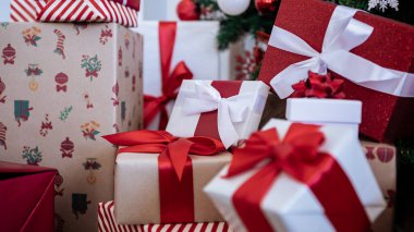 Yılbaşı süslerinin yanı sıra evdeki modern Noel süsleme ağacının altında güzelce paketlenmiş hediye kutuları, yeni yıl dekorasyonuna katkıda bulunuyor..