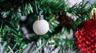 Tasarım için yeri olan şenlikli beyaz noel baloları. Güzel yeşil köknar dalları Xmas süslemeleri ile süslenmiş. Kış noeli konsepti. Yeni yıl arkaplanını görüntüle.