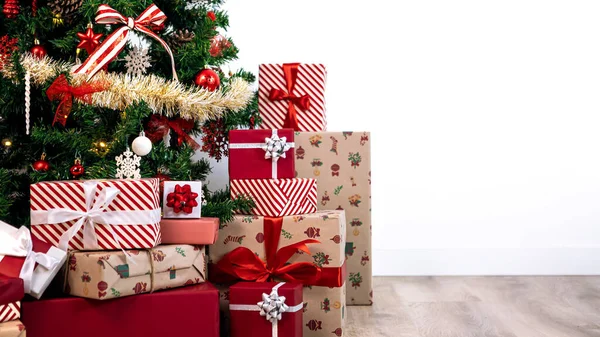 Caixas Presente Bem Embrulhadas Sob Árvore Natal Contemporânea Uma Casa Imagens Royalty-Free