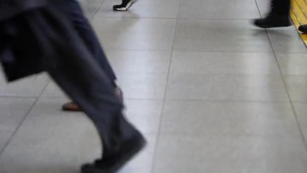 Uma Vista Sapatos Passos Muitos Japoneses Andando Longo Rua Pela — Vídeo de Stock
