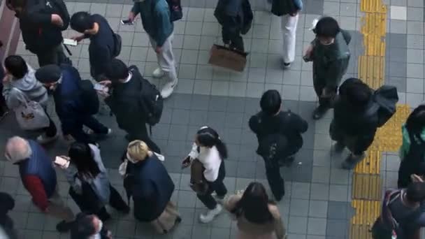 2023年4月10日2023年4月10日 日本から多くの人が歩いて地下鉄駅の出口を出て 渋谷地区の都市交通機関を離れる空中風景 — ストック動画
