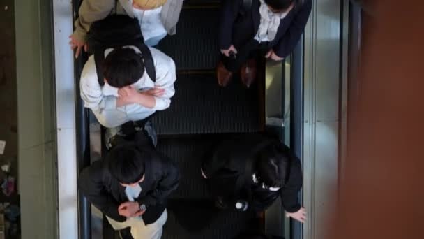 Tokyo Japonya Nisan 2023 Bir Alışveriş Merkezinde Yürüyen Merdiveni Kullanan — Stok video
