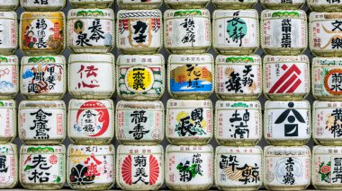 Tokyo, Japonya-04 Şubat 2020: Ünlü Meiji Tapınağı yakınlarındaki Yoyogi Gyoen halk parkında Japon işaretli geleneksel renkli fıçılar