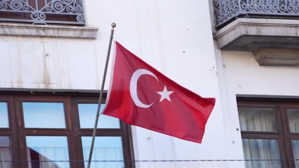 Movimento Lento Uma Bandeira Turca Acenando Vento Casa Tradicional Com — Vídeo de Stock