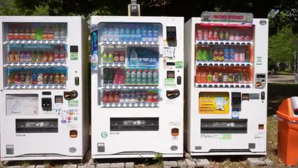 Tokio Japonia Kwietnia 2023 Japoński Automat Napojami Stoi Parku Oferując — Wideo stockowe