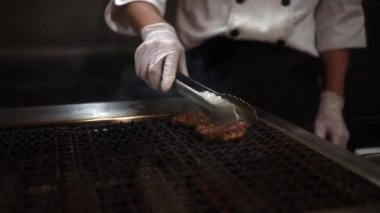 Profesyonel bir şefin yavaş yavaş pişirmesi kaliteli ve taze Wagyu bifteği, ince dilimlenmiş ve Japon barbeküsü Sukiyaki ile servis edilir. Yakiniku Japon tarzı. Shabu BBQ deneyimi.