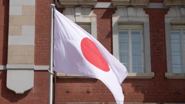 Egy Japán Zászló Lassú Mozgása Szélben Vasútállomás Hagyományos Épülete Felé — Stock videók