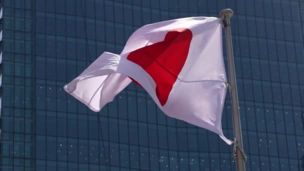 Zeitlupe Einer Japanischen Flagge Die Einer Modernen Wolkenkratzerstadt Weht Schöner — Stockvideo