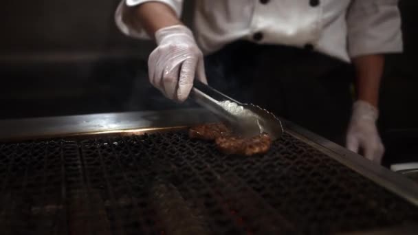 Slowmotion Ενός Επαγγελματία Σεφ Μαγειρεύει Πριμοδότηση Και Φρέσκο Βόειο Κρέας — Αρχείο Βίντεο