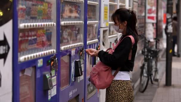 Tokyo Japan April 2023 Slowmotion Japanese Woman Operates Drink Vending — Stock Video