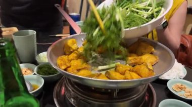 Profesyonel bir aşçı kişniş ve taze soğan eklemek için yemek çubukları kullanır. Geleneksel ve popüler kemiksiz ızgara hemibagrus balığı, Cha Ca Hanoi, kızarmış nehir yayın balığı olarak bilinir..