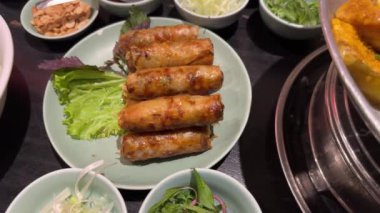 Vietnam usulü kızarmış börek Nem Ran geleneksel kızarmış nehir yayın balığı yanında kişniş ve taze soğanlı, Vietnam 'da kemiksiz ızgara hemibagrus balığının popüler yemeği..