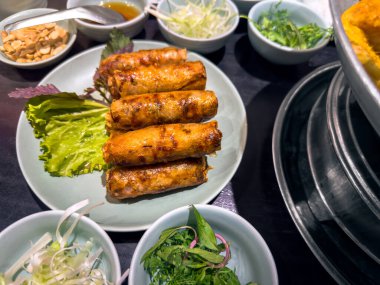 Vietnam usulü kızarmış börek geleneksel ve Vietnam 'ın en popüler yemeklerinden biridir. Cha Gio olarak bilinen bu gevrek börekler Vietnam mutfağının bir parçası..