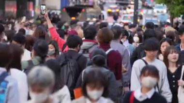 Tokyo, Japonya-10 Nisan 2023: Japonya 'da Shibuya Geçidi' ni hareketli ve büyüleyici bir hareket ve enerji gösterisi yaratan yayalar geçidi..