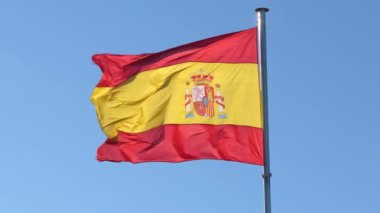 Mavi gökyüzüyle rüzgarda dalgalanan İspanyol bayrağının yavaşlaması. İspanya afişi, yumuşak ve pürüzsüz ipek. Kumaş kumaş dokusu, Asteğmen. Ulusal gün ve ülke etkinlikleri konsepti için kullan..