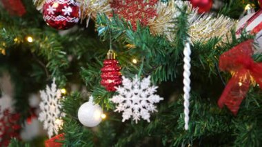 Yılbaşı süsleri ile tamamlanmış beyaz bir arka planda, çağdaş Noel ağacının altında yeni yıl dekorasyonu için bir şenlik..