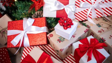 Modern bir Noel ağacı arka planının altında güzel paketlenmiş hediye kutuları. Firavun, Noel süsleriyle süslenmişti. Yeni yıl dekorasyon ögesi