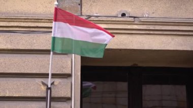 Macaristan bayrağının açık bir Budapeşte gökyüzüne karşı yüksek bir direkte sallanışı, barış dolu bir ortamda ulusun gurur ve mirasını somutlaştırıyor..