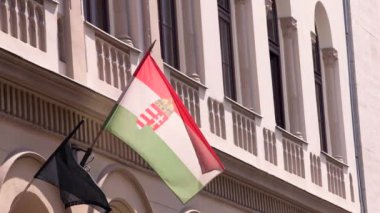 Macaristan bayrağının yavaş hareketi Budapeşte 'deki tarihi bir binada sergilendi. Bu, ülkenin gurur ve mimari mirasını simgeleyen yakın bir bakış açısı..