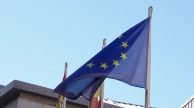 Avrupa Birliği bayrağının mavi gökyüzü ile rüzgarda dalgalanması yavaş bir hareket. Avrupa afişi, yumuşak ve pürüzsüz ipek. Kumaş kumaş dokusu, Asteğmen. Ulusal gün ve ülke etkinlikleri kavramı