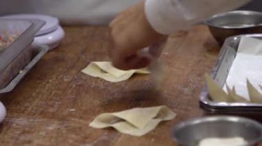Tayvanlı şeflerin mutfakta yavaş çekimde elleriyle taze hamur köftesi pişirmeleri. Gelenek açısından zengin olan süreç, Tayvan 'ın mutfak mirasını yansıtan hamuru dikkatlice hazırlamayı içeriyor.
