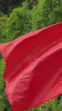 Çin ulusal bayrağının dikey yavaş hareketi bulutlu bir gökyüzüne doğru zarif bir şekilde sallanarak gurur ve vatanseverliği simgeliyor. Çin 'in Chengdu şehrinde yakalanan bu görüntü ulusal kimliği yansıtıyor..