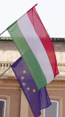 Macaristan ve Avrupa Birliği bayrakları Budapeşte, Macaristan 'da yan yana sallanıyor. Çeşitliliği, Avrupa gururunu ve Macar mirasını temsil ediyor.
