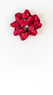 Dikey Güzel Kırmızı Hediye, beyaz arka planda izole edilmiş bir Noel hediyesi. Xmas süslemeleri. Yeni yıl gerçekçi dekoru. Kış tatili için kutlama kartı veya el ilanı tasarımı ögesi